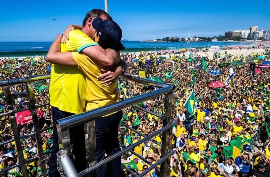 Ato em apoio a Bolsonaro reúne multidão em Copacabana e evidencia força do bolsonarismo